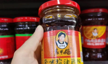年度互聯(lián)網(wǎng)名場面！企鵝狀告國民女神，是辣醬不香還是“逗鵝冤”？